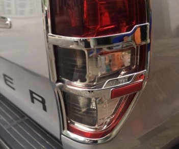 Ford Ranger XLS 2.2L 4x2 AT 2015 - Cần bán Ford Ranger XLS 2.2L 4x2 AT 2015, màu bạc, nhập khẩu còn mới, 550 triệu