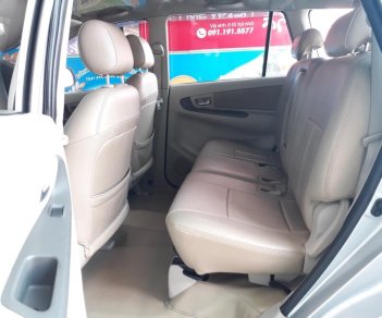 Toyota Innova E 2015 - Bán ô tô Toyota Innova E, số sàn, đăng ký lần đầu 2015, màu bạc, ít sử dụng, 610 triệu