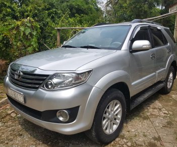 Toyota Fortuner V 2014 - Bán Toyota Fortuner (V) sàn xuất 2014, màu bạc, gia đình sử dụng kỹ zin 98%