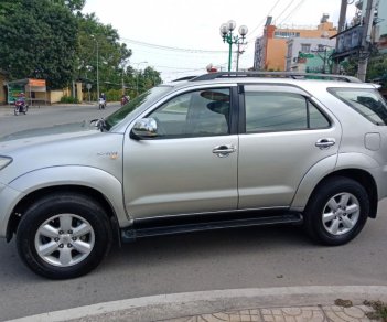 Toyota Fortuner V 2010 - Tôi cần bán Fortuner V 2010 màu bạc xe còn đẹp vì rất ít đi nhé