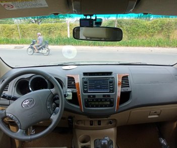 Toyota Fortuner V 2010 - Tôi cần bán Fortuner V 2010 màu bạc xe còn đẹp vì rất ít đi nhé