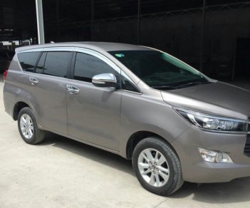 Toyota Innova 2.0E 2017 - Bán Toyota Innova 2.0E màu nâu titan số sàn sản xuất 2017 mẫu mới xe đẹp