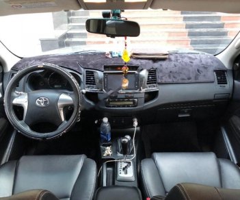 Toyota Fortuner 2.7V 4x4 AT 2015 - Bán Toyota Fortuner 2.7V 4x4 AT sản xuất năm 2015, màu bạc xe gia đình, giá 800tr