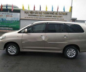 Toyota Innova E 2015 - Cần bán lại xe Toyota Innova E đời 2015 số sàn