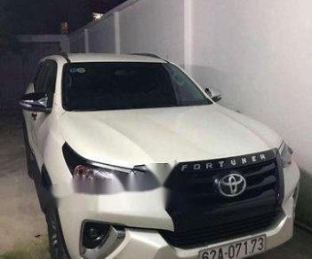 Toyota Fortuner 2017 - Cần bán lại xe Toyota Fortuner đời 2017, màu trắng số tự động 