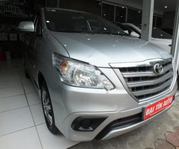 Toyota Innova 2.0E 2015 - Bán Toyota Innova 2.0E đời 2015, màu bạc số sàn