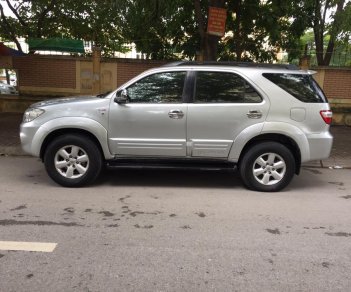 Toyota Fortuner 2011 - Nhà tôi cần bán xe Fortuner G 2011 máy dầu, màu bạc, xe đi kỹ và giữ gìn