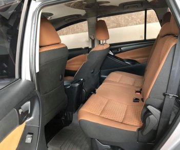 Toyota Innova 2.0E 2017 - Bán Toyota Innova 2.0E 2017, màu bạc số sàn, 710 triệu