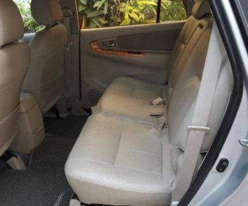 Toyota Innova G 2011 - Cần bán Toyota Innova G năm sản xuất 2011, màu bạc xe gia đình, 475tr