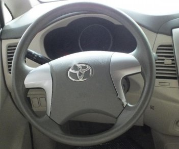 Toyota Innova 2.0E 2015 - Bán Toyota Innova 2.0E đời 2015, màu bạc số sàn
