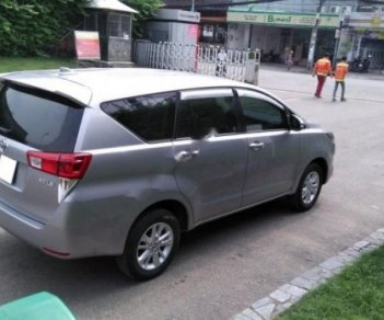 Toyota Innova 2.0E 2017 - Cần bán gấp Toyota Innova 2.0E 2017, màu bạc, 630tr