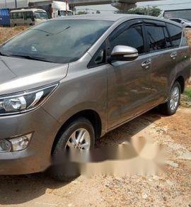 Toyota Innova 2017 - Bán Toyota Innova năm sản xuất 2017, màu xám