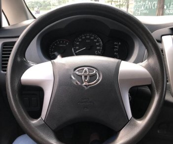 Toyota Innova 2.0E 2013 - Bán Toyota Innova 2.0E đời 2013, màu bạc như mới, giá tốt