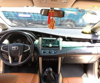 Toyota Innova 2.0E 2018 - Cần bán lại xe Toyota Innova 2.0E sản xuất năm 2018, màu bạc