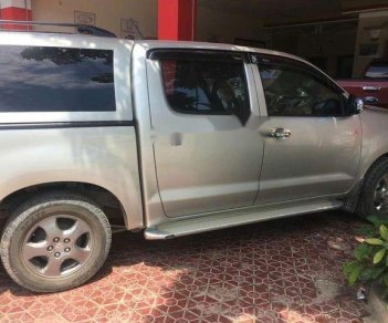 Toyota Hilux 2010 - Cần bán Toyota Hilux sản xuất năm 2010, màu bạc, giá tốt