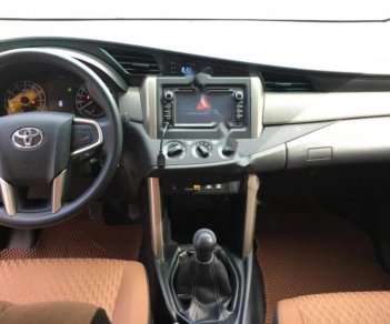 Toyota Innova 2.0E 2017 - Cần bán xe Toyota Innova 2.0E năm sản xuất 2017, màu xám, giá chỉ 719 triệu