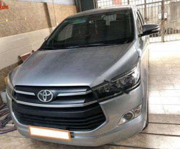 Toyota Innova 2.0E 2017 - Bán Toyota Innova 2.0E 2017, màu bạc số sàn, 710 triệu