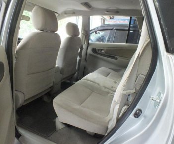 Toyota Innova 2.0E 2015 - Bán Toyota Innova 2.0E đời 2015, màu bạc số sàn