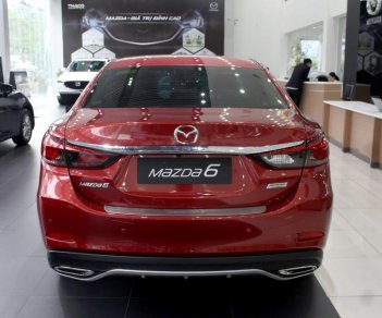 Mazda 6 2.0L Premium 2018 - Cần bán xe Mazda 6 2.0L Premium sản xuất 2018, màu đỏ, giá 899tr