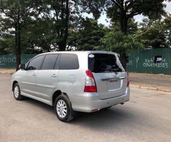 Toyota Innova 2.0E 2013 - Bán Toyota Innova 2.0E đời 2013, màu bạc như mới, giá tốt