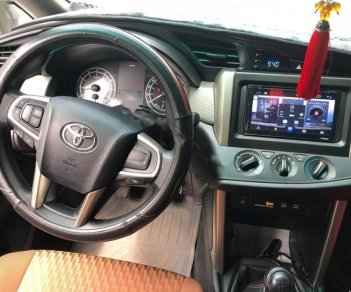 Toyota Innova 2.0E 2017 - Bán Toyota Innova 2.0E 2017, màu bạc số sàn, 710 triệu