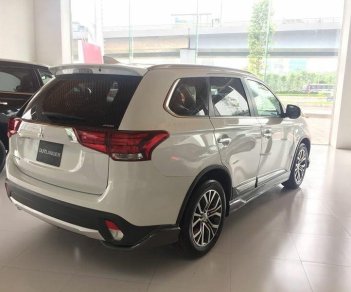 Mitsubishi Outlander 2.4 Premium 2018 - Bán Mitsubishi Outlander 2.4 CVT Premium đời 2018, màu trắng