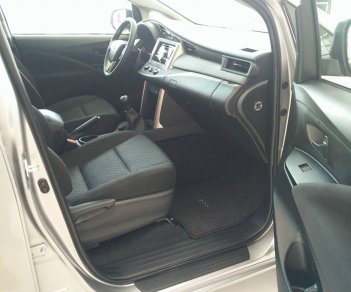 Toyota Innova 2.0 E 2018 - Bán Toyota Innova 2.0 E sản xuất năm 2018, màu bạc