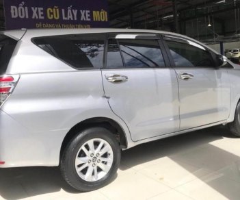 Toyota Innova 2.0E 2016 - Cần bán gấp Toyota Innova 2.0E đời 2016, màu bạc như mới, 695 triệu