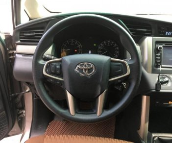 Toyota Innova 2.0E 2017 - Cần bán xe Toyota Innova 2.0E năm sản xuất 2017, màu xám, giá chỉ 719 triệu
