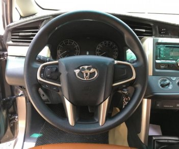 Toyota Innova 2.0E 2018 - Cần bán lại xe Toyota Innova 2.0E sản xuất năm 2018, màu bạc