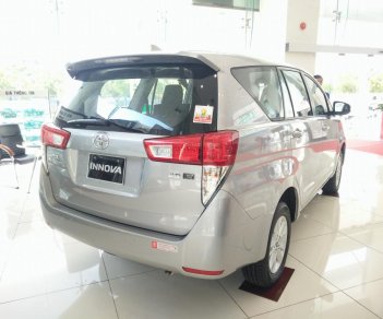 Toyota Innova 2.0 E 2018 - Bán Toyota Innova 2.0 E sản xuất năm 2018, màu bạc