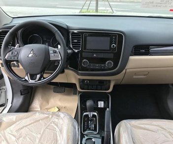 Mitsubishi Outlander 2.4 Premium 2018 - Bán Mitsubishi Outlander 2.4 CVT Premium đời 2018, màu trắng