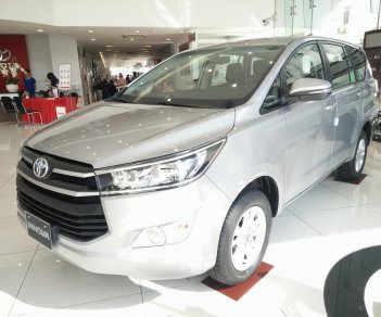 Toyota Innova 2.0 E 2018 - Bán Toyota Innova 2.0 E sản xuất năm 2018, màu bạc