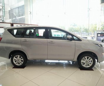 Toyota Innova 2.0 E 2018 - Bán Toyota Innova 2.0 E sản xuất năm 2018, màu bạc