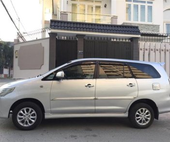 Toyota Innova E 2014 - Cần bán Toyota Innova E đời 2014, màu bạc