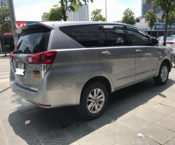 Toyota Innova 2.0E  2016 - Bán Toyota Innova 2.0E năm 2016, màu xám số sàn