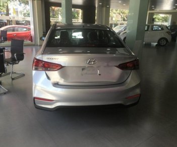 Hyundai Accent 1.4 MT Base 2018 - Bán Hyundai Accent 1.4 MT Base đời 2018, màu bạc, giá 425tr