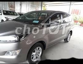 Toyota Innova 2017 - Cần bán lại xe Toyota Innova sản xuất năm 2017, màu xám, giá 855tr