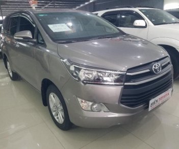 Toyota Innova 2.0E 2016 - Cần bán xe Toyota Innova 2.0E năm sản xuất 2016, màu xám xe gia đình