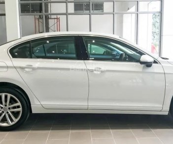 Volkswagen Passat GP 2016 - Cần bán Volkswagen Passat GP đời 2017, màu trắng, trả trước 400 triệu