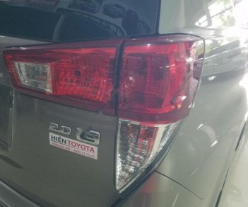 Toyota Innova 2.0E 2016 - Cần bán xe Toyota Innova 2.0E năm sản xuất 2016, màu xám xe gia đình