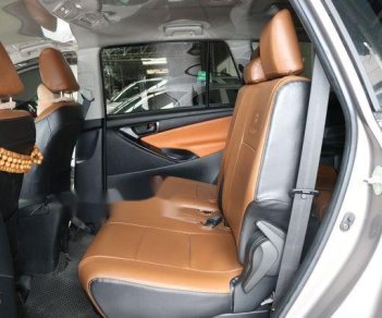 Toyota Innova   E 2.0MT  2017 - Bán Toyota Innova E 2.0MT đời 2017, màu bạc, giá chỉ 718 triệu