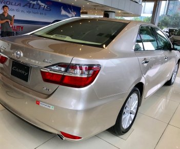 Toyota Camry 2.0E 2018 - Bán Camry 2.0E màu nâu vàng - Model 2018 - Ưu đãi lớn, trả góp 90%, nhận xe ngay