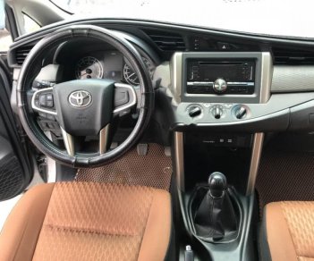 Toyota Innova 2.0E  2016 - Bán Toyota Innova 2.0E năm 2016, màu xám số sàn