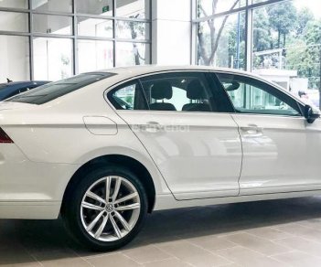 Volkswagen Passat GP 2016 - Cần bán Volkswagen Passat GP đời 2017, màu trắng, trả trước 400 triệu