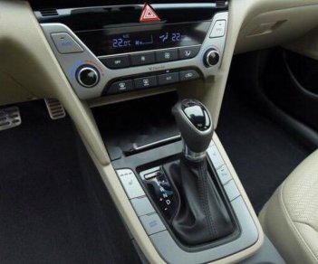 Hyundai Elantra 2018 - Bán ô tô Hyundai Elantra năm sản xuất 2018, màu đỏ giá cạnh tranh