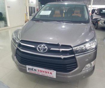 Toyota Innova 2.0E 2016 - Cần bán xe Toyota Innova 2.0E năm sản xuất 2016, màu xám xe gia đình