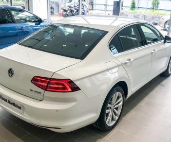 Volkswagen Passat GP 2016 - Cần bán Volkswagen Passat GP đời 2017, màu trắng, trả trước 400 triệu