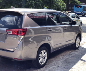 Toyota Innova 2016 - Cần bán lại xe Toyota Innova 2.0E năm 2016, màu xám (ghi), giá 705 triệu