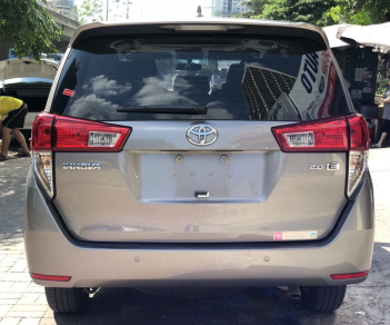 Toyota Innova 2016 - Cần bán lại xe Toyota Innova 2.0E năm 2016, màu xám (ghi), giá 705 triệu